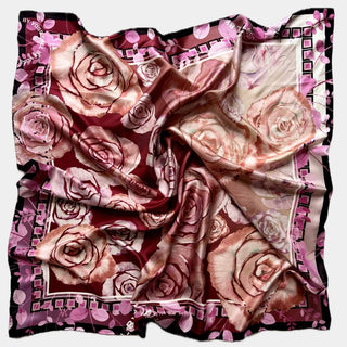 Silketørklæde Parisian Rose med motiv af Annemette Voss