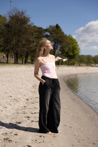 Rita Badedragt, Tube Swim, Rose Field