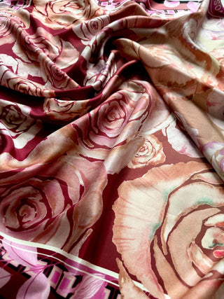Silketørklæde Parisian Rose med motiv af Annemette Voss