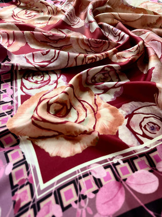 Silketørklæde Parisian Rose med motiv af Annemette Voss