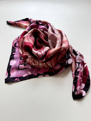 Silketørklæde Parisian Rose med motiv af Annemette Voss
