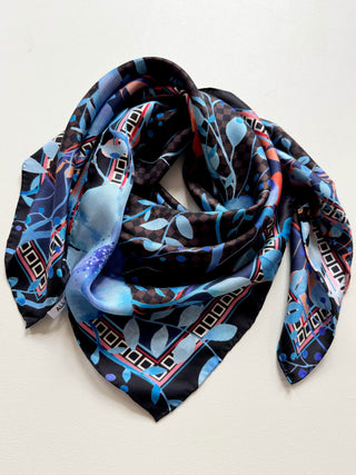 Silketørklæde Check on it Blue med motiv af Annemette Voss